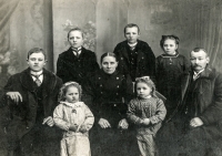 Parents and siblings of the mother of Hedvika Najserová, born in 1908 in Hertice, on the photo is the second from the right