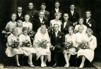 Wedding of the parents of Hedvika and Antonín Najsrovi in Slavkov, probably at the end of the 1920s. The man in glasses is the uncle (brother of the father) JUDr. Jan Najser from Prague