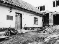 Courtyard of the house, a window in the back leads to a room called "cellar", photo from 1978