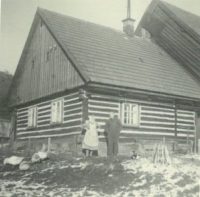 Antonín a Zdeňka Basařovi, prarodiče Blahomíra Basaře, před svou chalupou v Dřínově, asi 1930