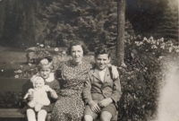 With the Horák relatives, Helena Šimůnková on the left