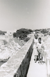 Se synem Zdeňkem na hradbách v Dubrovníku, léto 1965