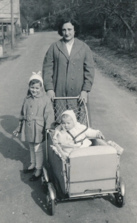 1959, s maminkou a starší sestrou Věrou (Jiří Prokop v kočárku)