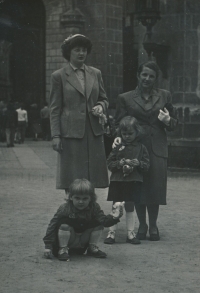 Jana Krychová s maminkou a babičkou na zámku Hluboká v roce 1957