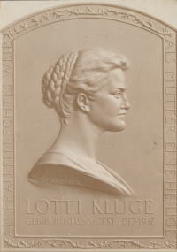 Relief of the witness´s paternal grandmother on the gravestone, 1918