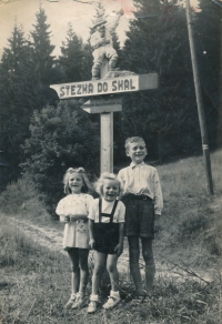 Zleva sourozenci Milada, Jan a Petr Šoltovi, Teplické skály, 1950