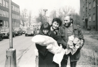 Stanislav Pilík s manželkou Hanou Pilíkovou, matkou Jiřinou Brabcovou a synem Honzíkem, 1984