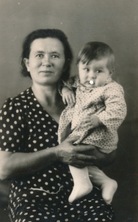 Grandmother Maria Andreevna Kozlova (born Shepel) with Sasha Kozlov in her arms, Debaltseve, 1962.