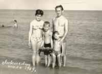 Sasha with his parents and younger brother Yuri at the Sea of Azov, 1969.