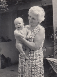 Maminka pamětníka Marie Řídká se svým vnukem Pavlem, 1968