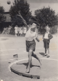 Stanislav Řídký na atletických závodech ve Slatiňanech, 1942