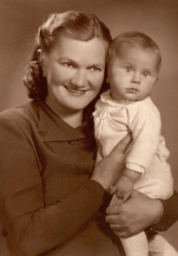 Little Ondřej with mother Arnoětka Čapková, 1947