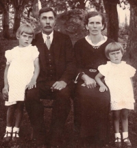 The Švec family, Emilie on the right, Ludmila on the left. Photographed on the occasion of the departure of her mother's sister Věra Toušková and her husband to Canada, 1938