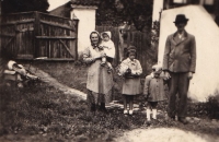 Dědeček, babička, dvě Františkovy sestry a jako nejmenší František, 1946