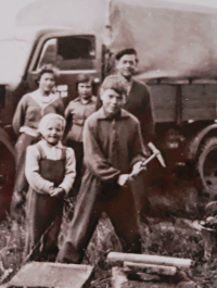 Petr Jauker byl od mládí zručný. Zde na Lipně při stavbě podnikové chaty, rok 1959.