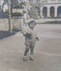 Two-year-old Zdeněk Bouček in front of Gröbe's villa