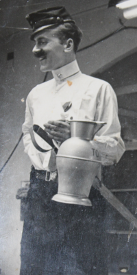 Joking in Tesla, Zdeněk Bouček in fancy dress serving drinks; 1960s