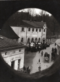 Displaced Poles gathered in Jablunkov at the so-called Czytelnia (Catholic-People's Reading Room). Source: Archives of Silesian University in Opava, fund Mečislav Borák 