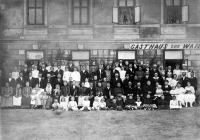 Top row, fourth from the right, mother Gertruda Matušková with father Josef Matuška. First row the 13. from the left grandmother Anna Sládková, née Kostelníková, from Hať, above her grandfather Johann Sládek. Wedding of three Sládek sisters in Šilheřovice, U Pacheho pub, 1921
