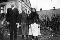 In front of the house in Hati. On the right Karl's grandmother Terezie Matušková with her daughter and son-in-law