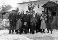 Marie Obrusníková s matkou, která ji drží na rukou, otcem stojícím za nimi a celou rodinou z otcovy strany, babičkou a dědou Schwanczarovými, strýcem Johanem žijícím v Německu, otcovými bratry, 1937