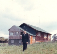 Strýc Josef Červenák před jedním ze svých domů, Kalifornie, 70. léta 