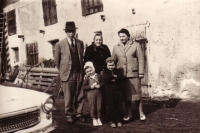 Petr a Růžena Trčkovi, Karolina Trčková, děti: Eva a Jaroslava Trčkovy v Třebsku, 1964