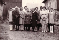 Zleva: Eva Trčková, Karel Bernášek, Marie Bernášková (rozená Trčková), Zdena Bernášková, Petr Trčka, Růžena Trčková, František a Růžena Siblíkovi, Karolina Trčková, Miloš Siblík, Jaroslava a František Trčkovi, Jaroslava Trčková a Petr Trčka (dole) v Třebsku, 1971