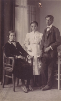 Sourozenci Justýna, Marie a Petr Trčkovi ve Třebsku č. 15, 1918