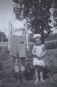 Helen Waldstein  s maminkou v Kanadě, kolem roku 1940