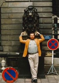 Břetislav Přech with a lion at Hamburg Town Hall, 1985