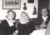 Grandmothers at the wedding of the witness, on the right her mother's sister, Jevany, 1972