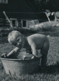 Jan Pfeiffer na chalupě v Černé Vodě v Krkonoších (Böhnischovy boudy), asi 1959