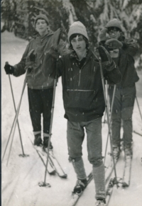 Jan Pfeiffer (uprostřed) v Krkonoších, asi 1971