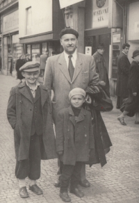 Ladislav Kukla (right) with his father and brother in Prague