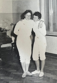 Anna Košťálová se v mládí věnovala šermu, vlevo, 1959 Pardubice