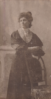 Božena Raková, mother of the witness, the 1920s