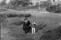 Husy na návsi v Podbořanském Rohozci, Naděžda Gutzerová s tatínkem Rudolfem Gutzerem kolem roku 1967