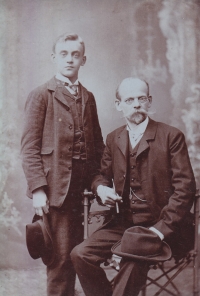 Uncle of the witness Heinrich Weisz with his father Jan Vajz