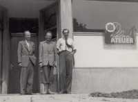 Jan_Rajlich_starší, otec pamětníka, ve Zlíně u reklamního ateliéru bratří Pazderů, 1944