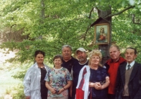 Setkání v květnu 2006 na Bukovině. Osoby zleva: Ludmila Kuzníková, Rostislava Raidová, Jan Kuzník, Václav Kuzník, Jarmila Vajdová, Josef Vajda a Robert Kuzník