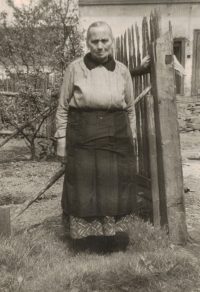 Babička pamětnice Marie Soudková, rozená Hrbáčová, matka otce Rostislava Soudka zřejmě v roce 1944