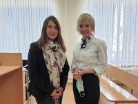 Ludmila Savitska with lawyer in court to challenge her status as a "foreign agent", Pskov, 5 May 2021