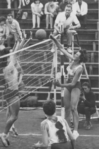 Irena Tichá (vpravo smečuje) při utkání, Jablonec nad Nisou, 70. léta 20. století