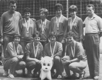 Irena Tichá (druhá zprava dole) na spartakiádním turnaji, kde získala se spoluhráčkami druhé místo, Jablonec nad Nisou, 1965