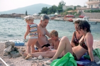 Zdenka Tichotová (vpravo) s dětmi a tatínkem Vladimírem Toskem v Jugoslávii, 1981