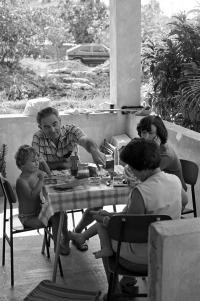 Setkání Zdenky Tichotové (vpravo) s tatínkem Vladimírem Toskem v Budapešti, 1983