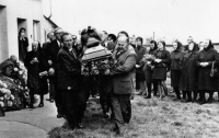 The funeral of Cecilia Hartošová's father. The funeral procession went from Služovice to the neighbouring Oldřišov