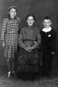 Cecílie Hartošová with her mother Gertrude and brother Alfred, late 1930s