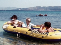 Zdenka Tichotová (zády) s tatínkem Vladimírem Toskem (uprostřed), dětmi Lenkou Tichotovou a Tomášem Toskem v Jugoslávii, 1981